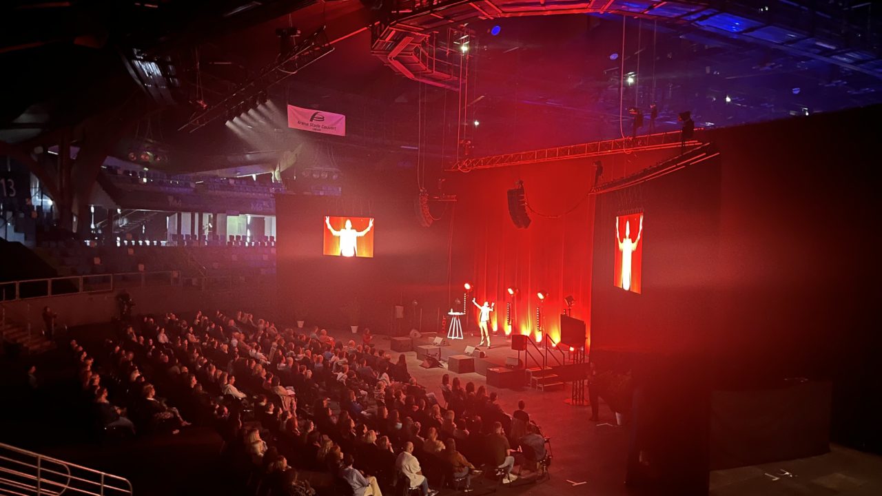 La CPAM de l’Artois a convié ses 700 collaborateurs à l’Arena Stade Couvert de Lievin sur le thème “Artois de bouger” ! 🕺🏽